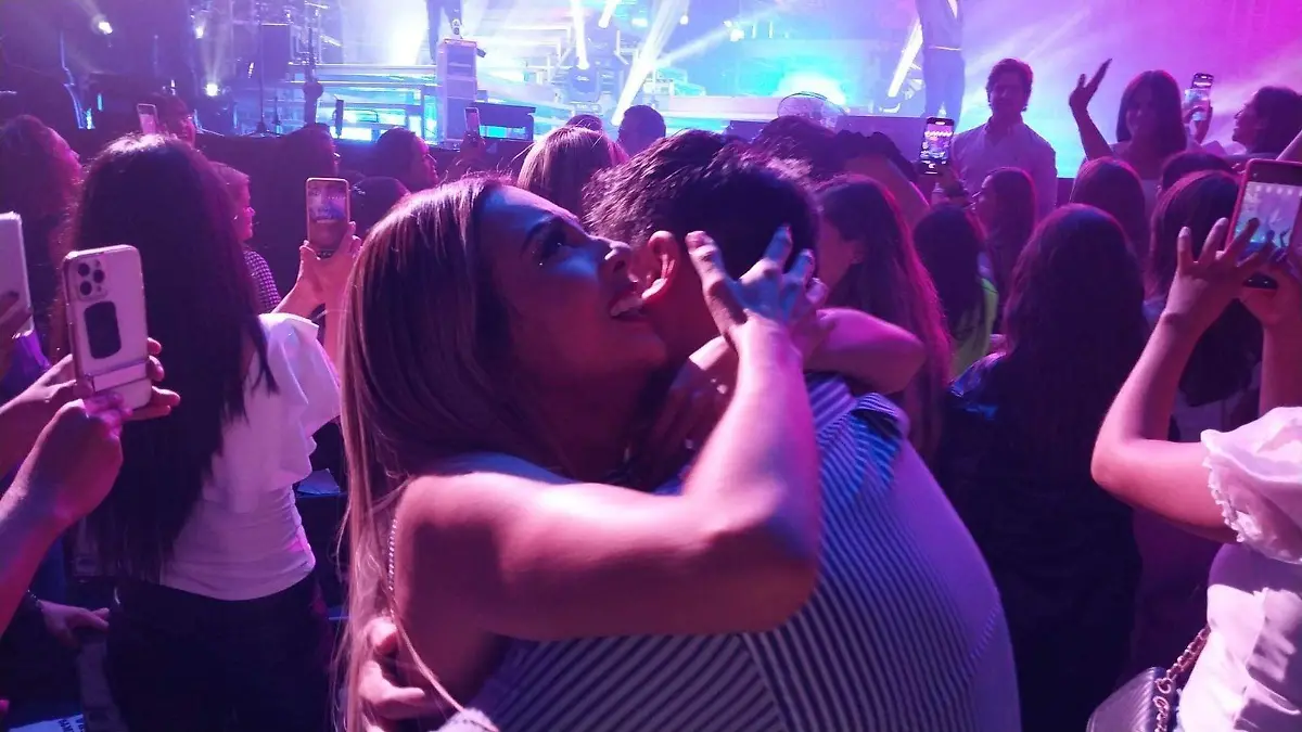 le piden matrimonio en concierto  2